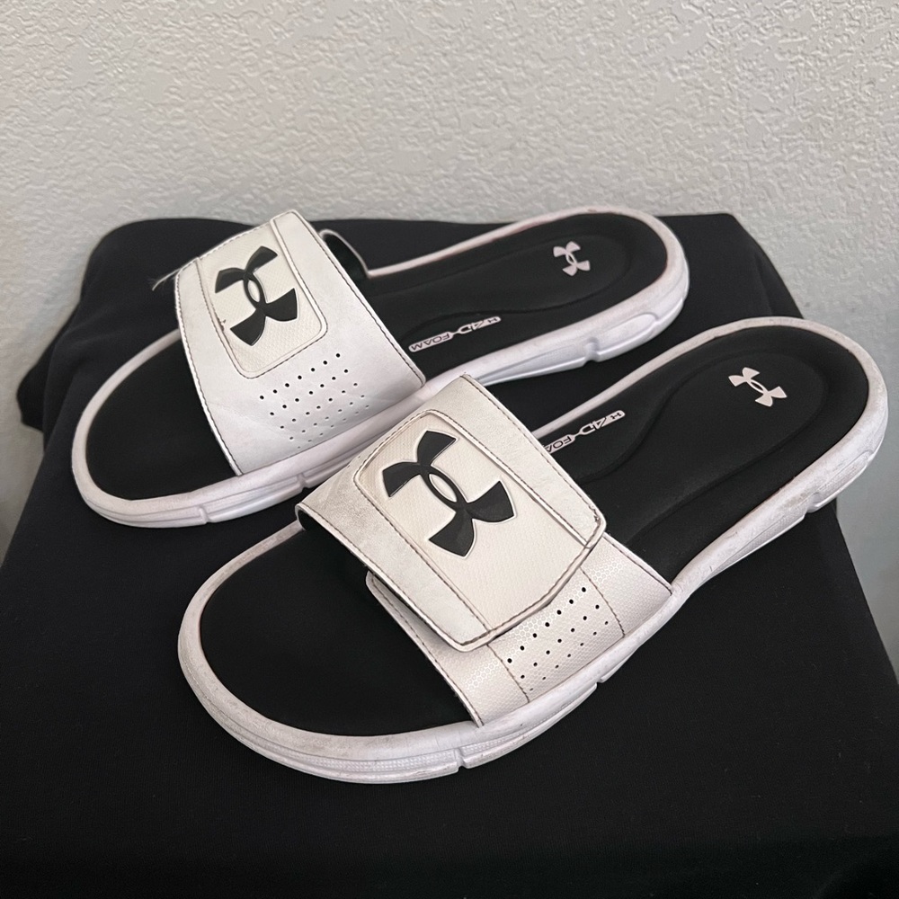 Under Armour Size 7 Youth (unisex) 4D Foam Sandals.